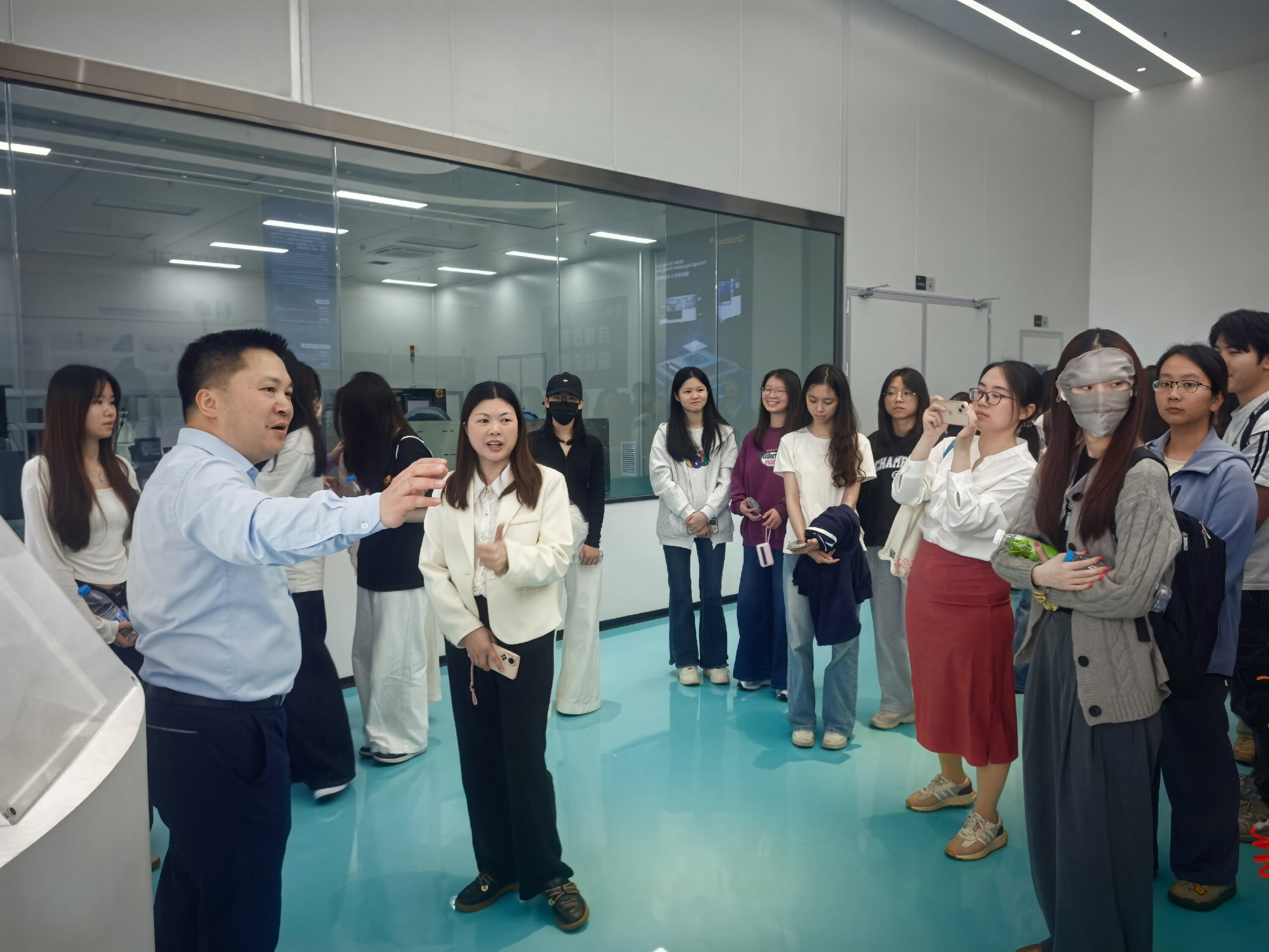 总经理王付国向师生介绍科卓设备领先技术